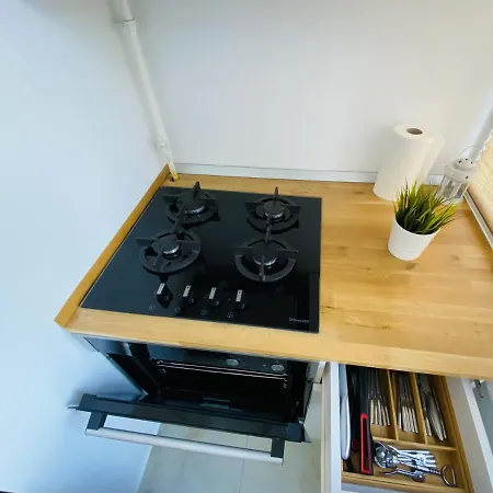 Апартаменти Deluxe Studio Close To The Afi Shopping City