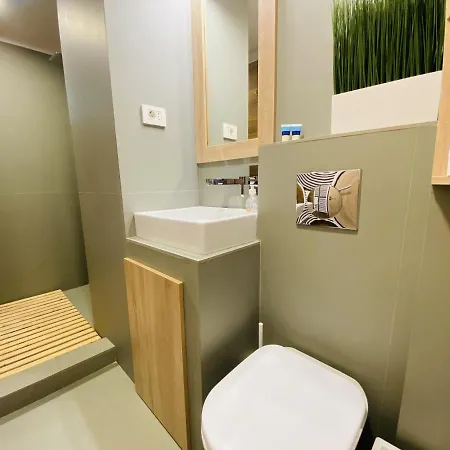 Deluxe Studio Close To The Afi Shopping City Апартаменти
